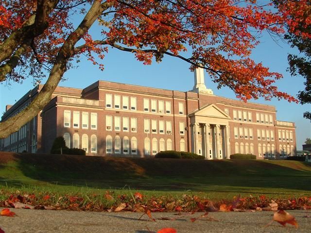 Mesto Westfield, MA - Westfield Technical Academy horný kampus exteriér budovy s jesennými listami.
