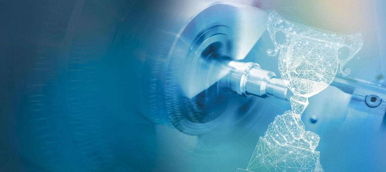 Ein blau getöntes Industriefoto, das ein Metallbauteil zeigt, das auf einer Drehmaschine geformt wird.