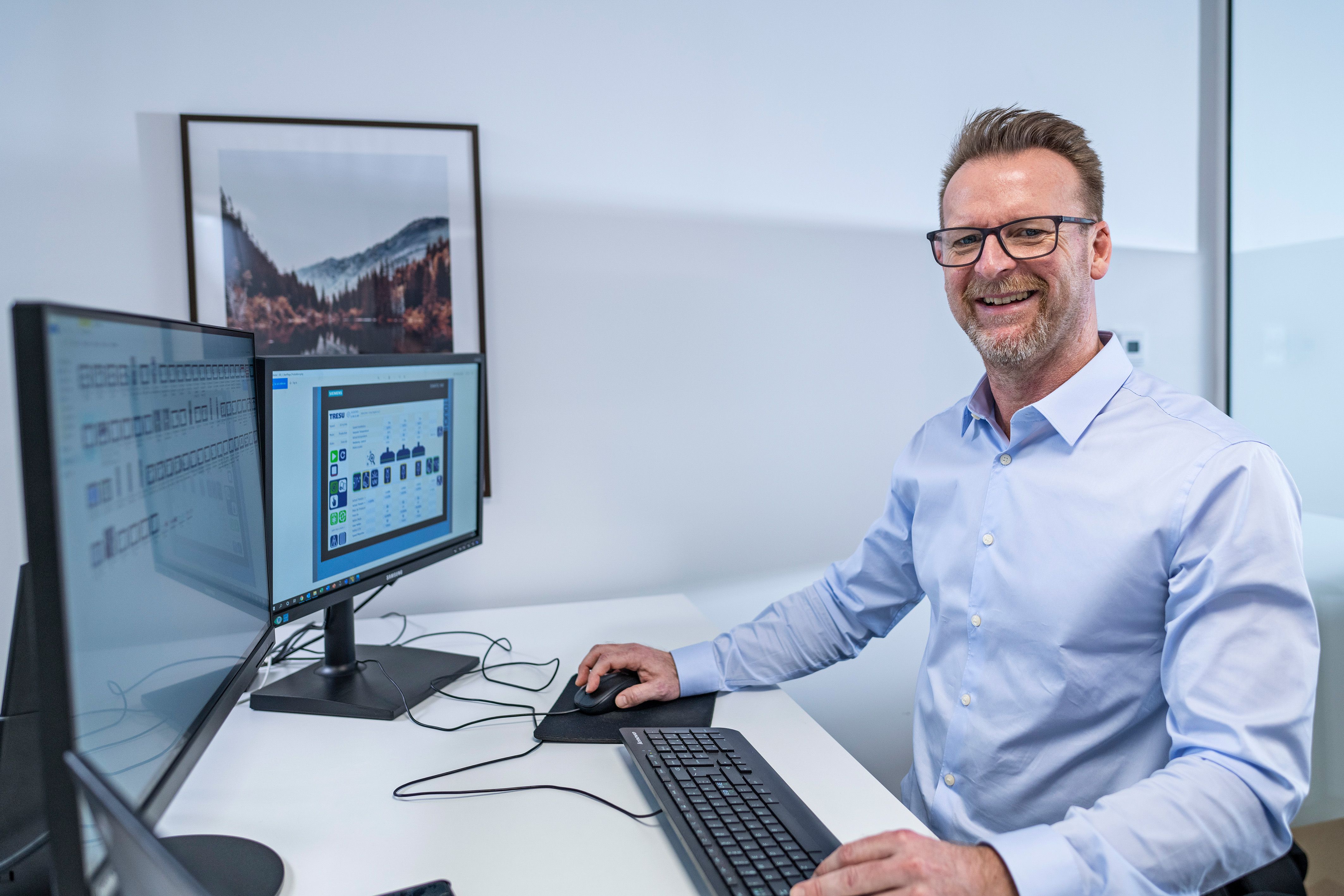 Mitarbeiter von AB Electric bei der Arbeit mit dem Modular Application Creator zur Erstellung von Automatisierungsprojekten für Druckmaschinen.