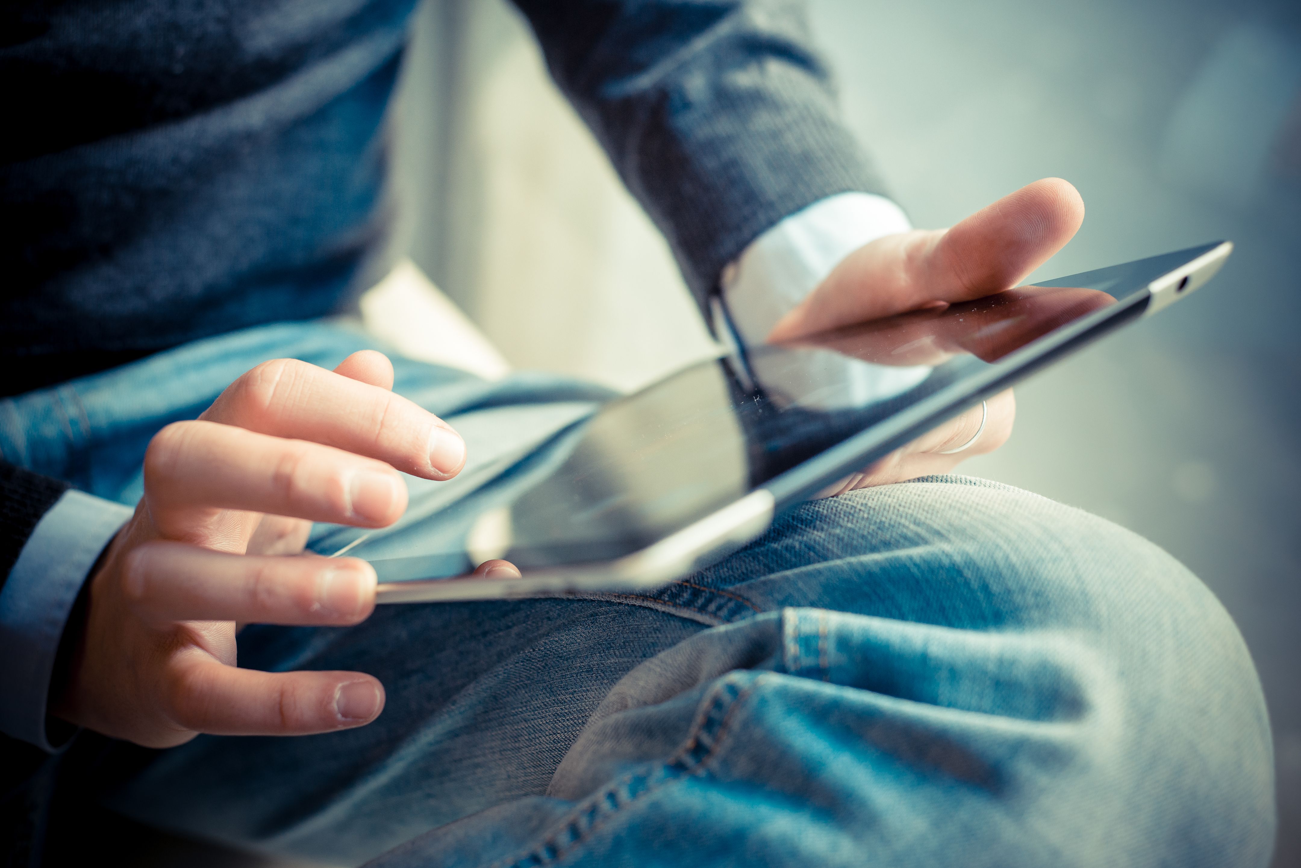 közeli kéz a multitasking ember tablet, laptop és cellhpone használatával