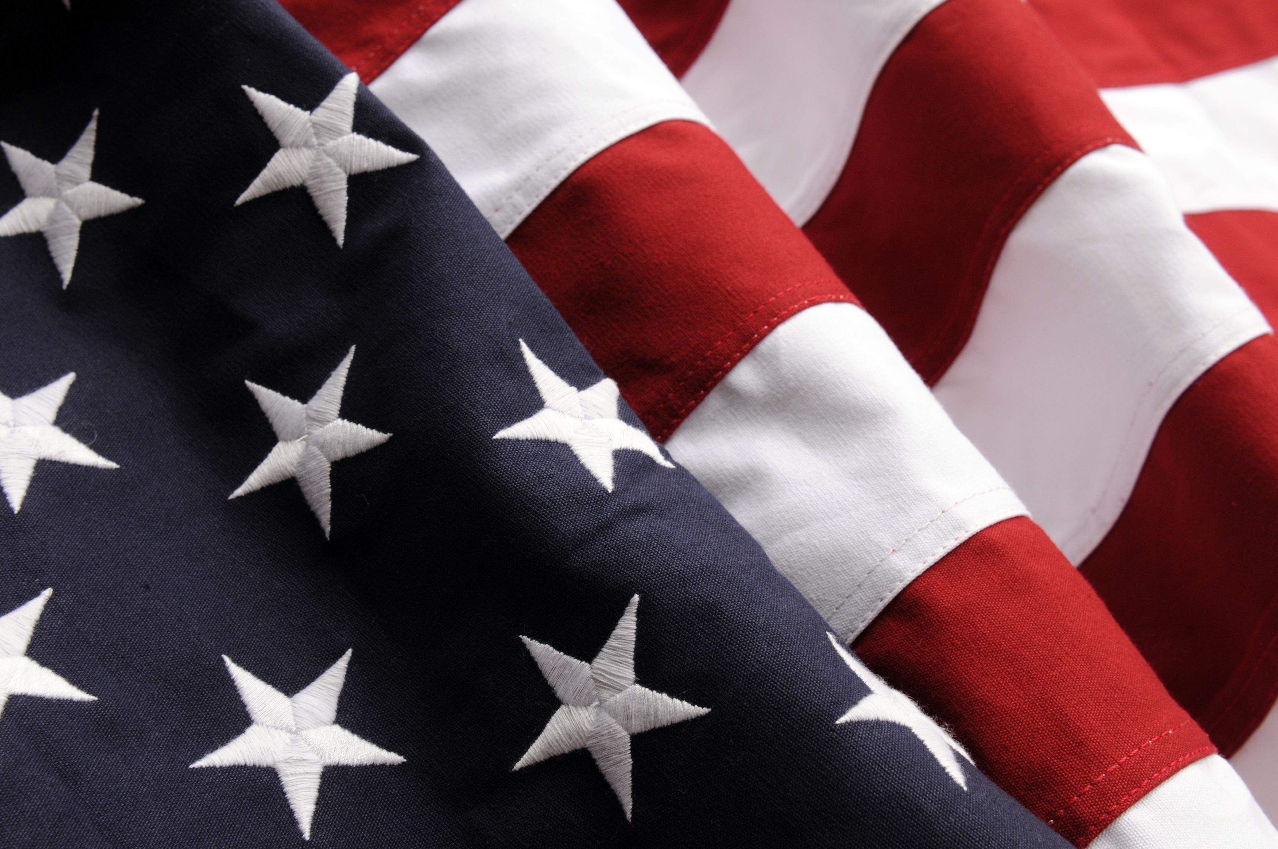 Az amerikai zászló közelről, hullámokkal és hullámokkal.