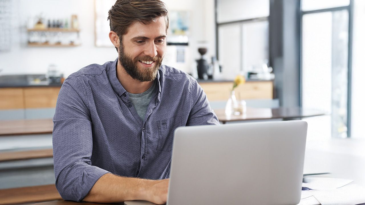 Elektromos tervező egy notebook előtt