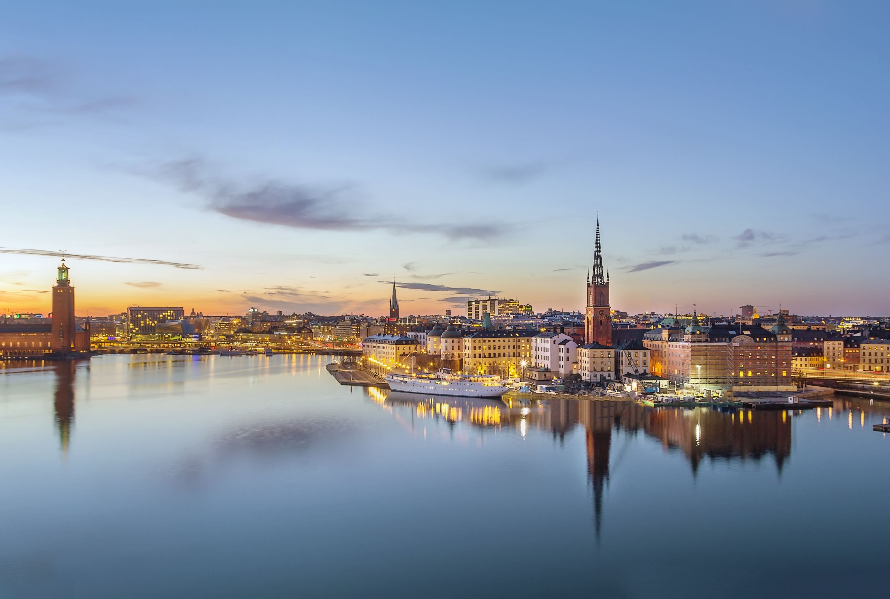 Kilátás Riddarholmenre a Sodermalm-szigetről Stockholmban, Svédországban.