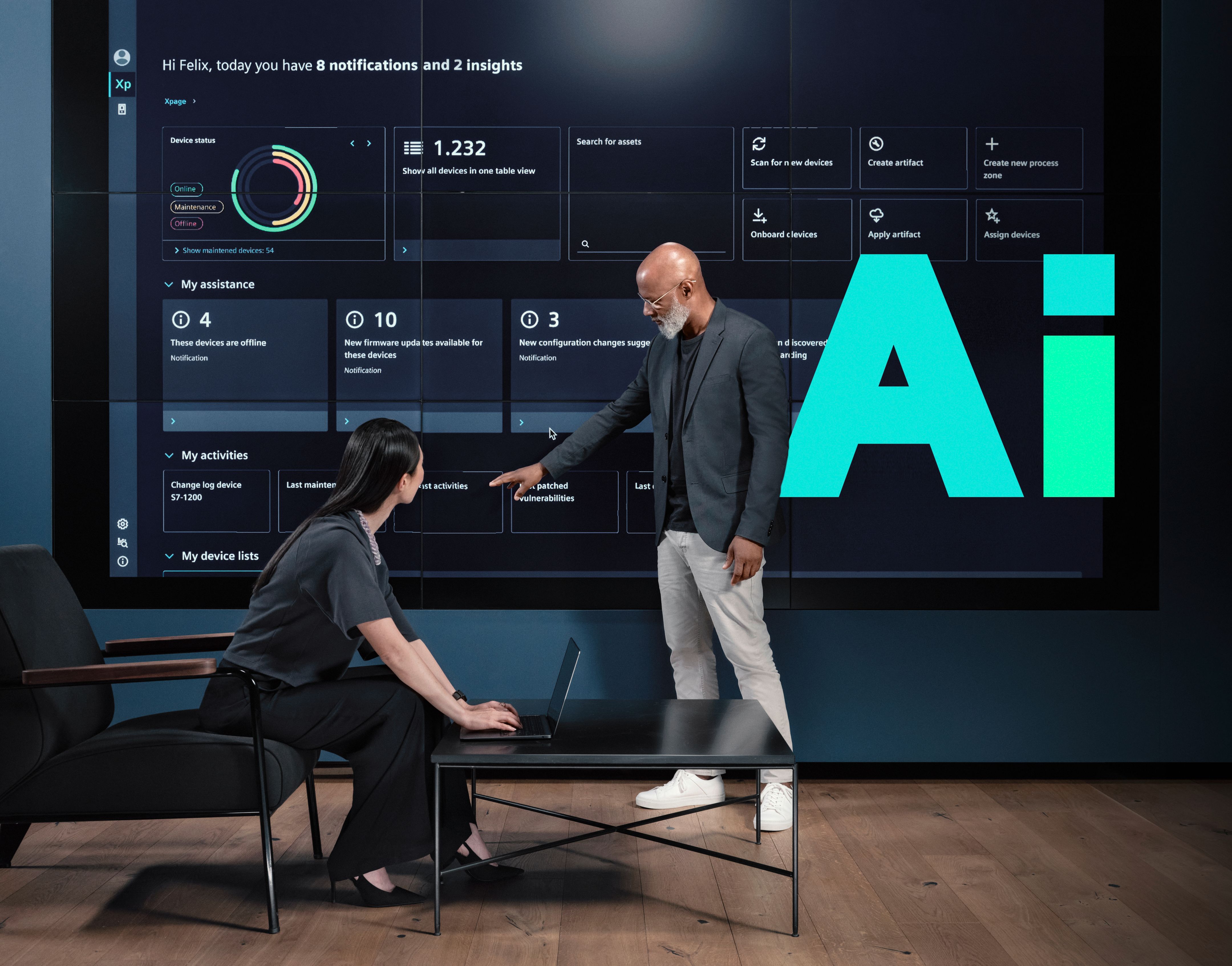 Twee collega's beoordelen een groot display op het dashboard met