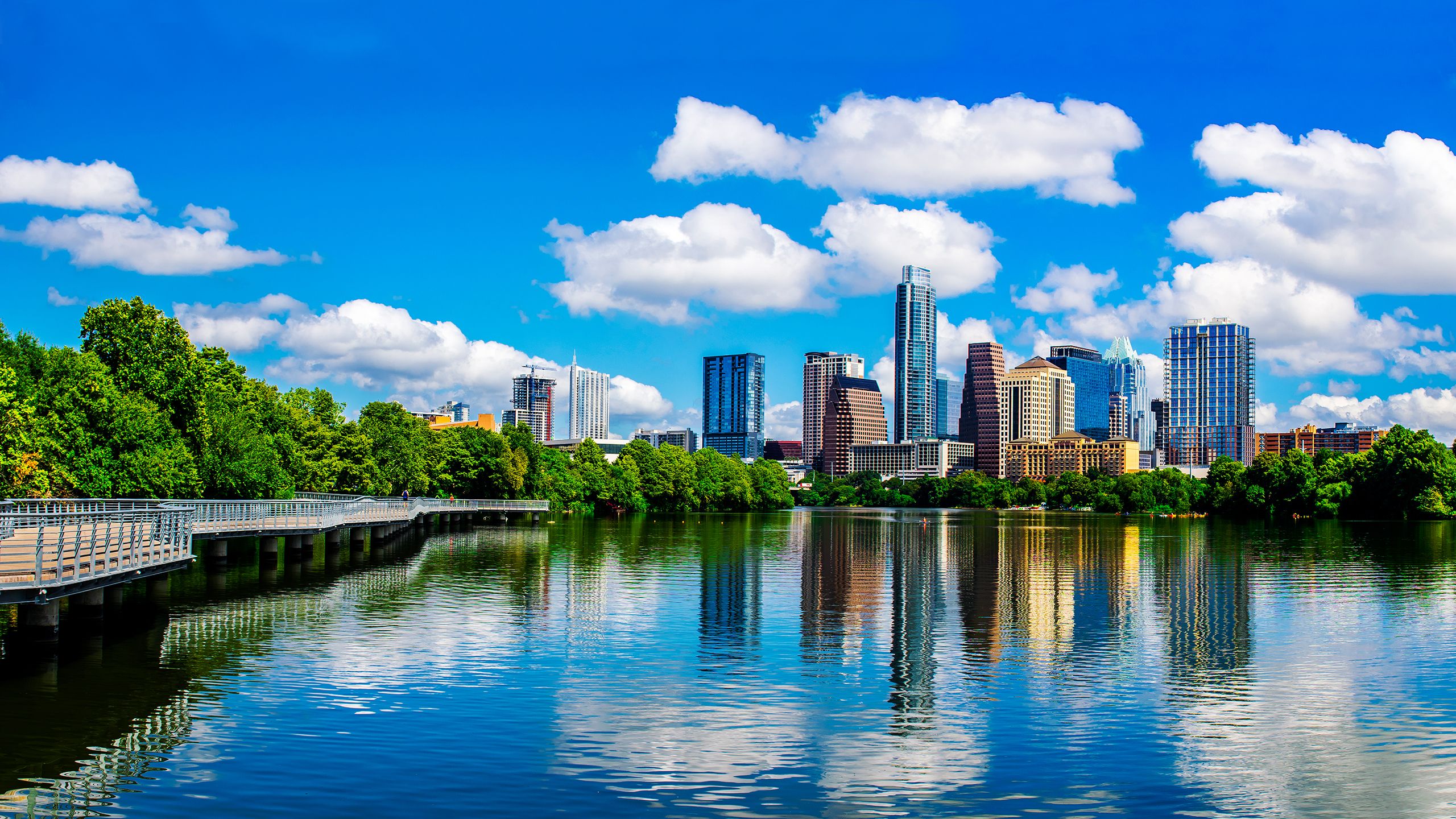 Panorámakép Austinról (Texas), amely a Lady Bird Lake vizében tükröződik.