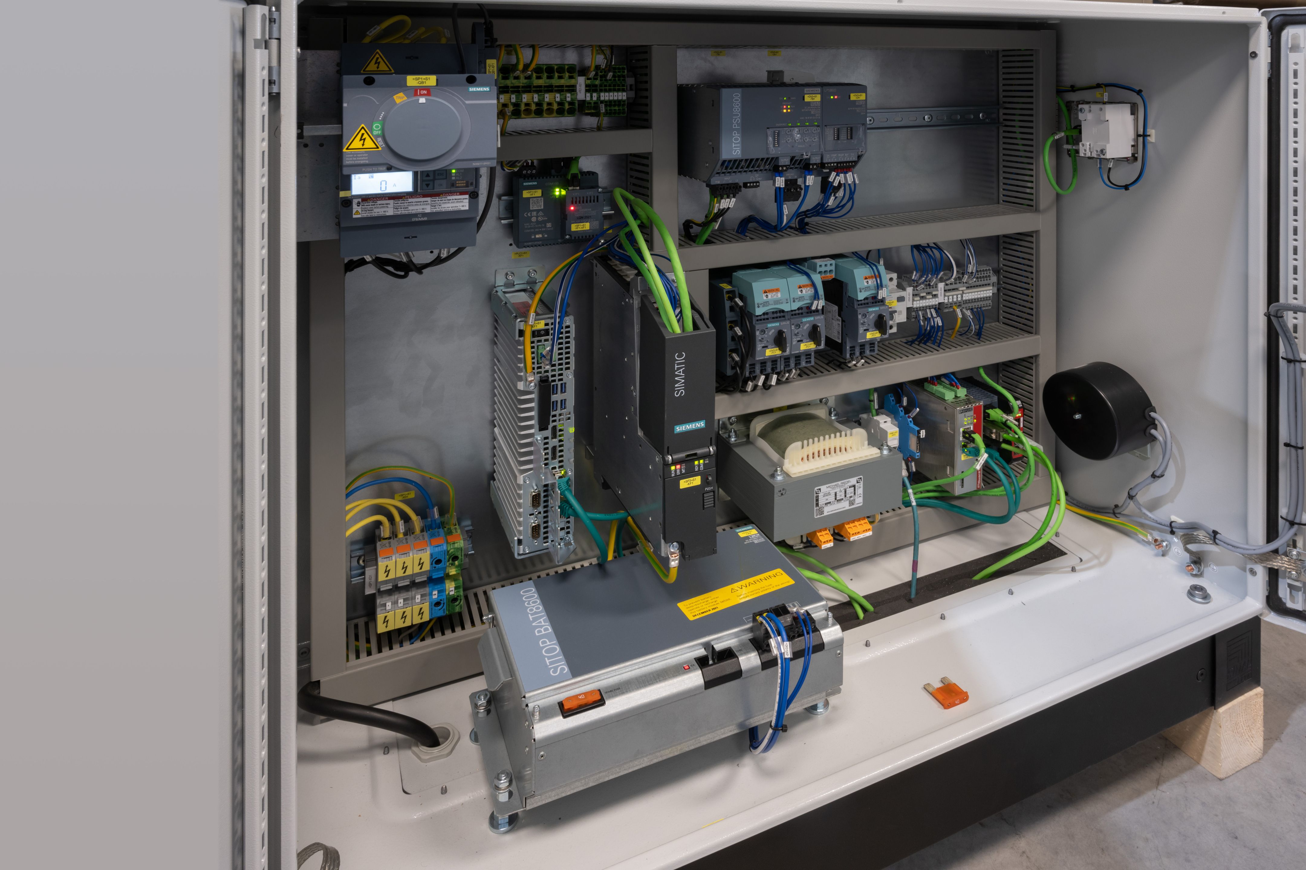 Armoire de commande Siemens SIMATIC avec composants d'entraînement et câblage pour une machine Koenig & Bauer MetalPrint.