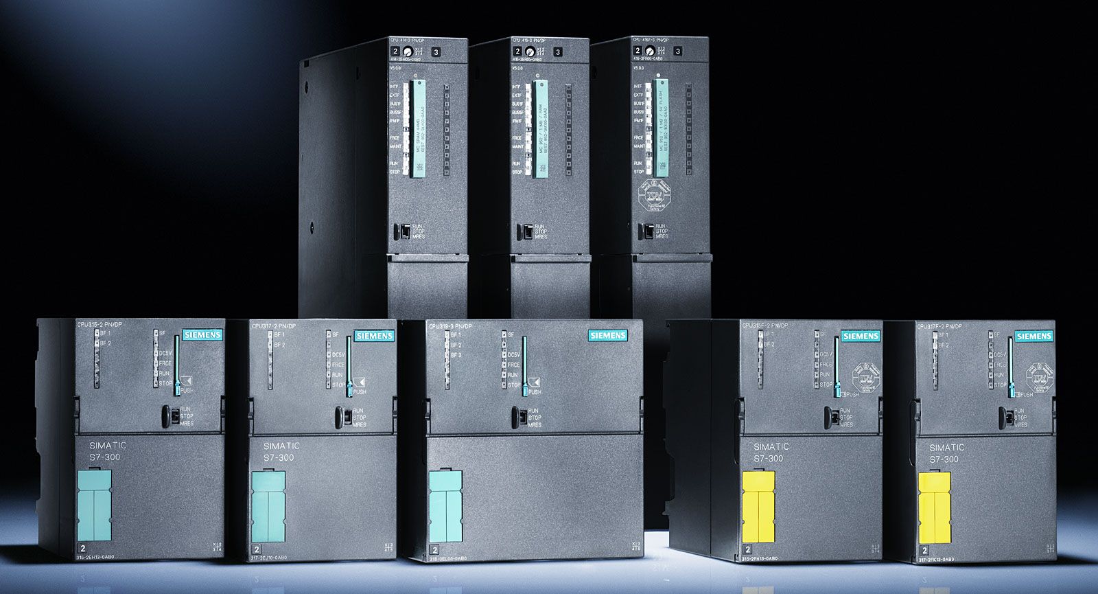Siemens симатик с7-300 PLC контролери, подредени в два реда на тъмно син фон.