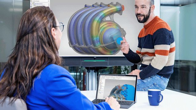 Két ember dolgozik együtt egy irodában, és egy nagy képernyőt néz, amely egy összetett rész 3D-s mérnöki tervét jeleníti meg