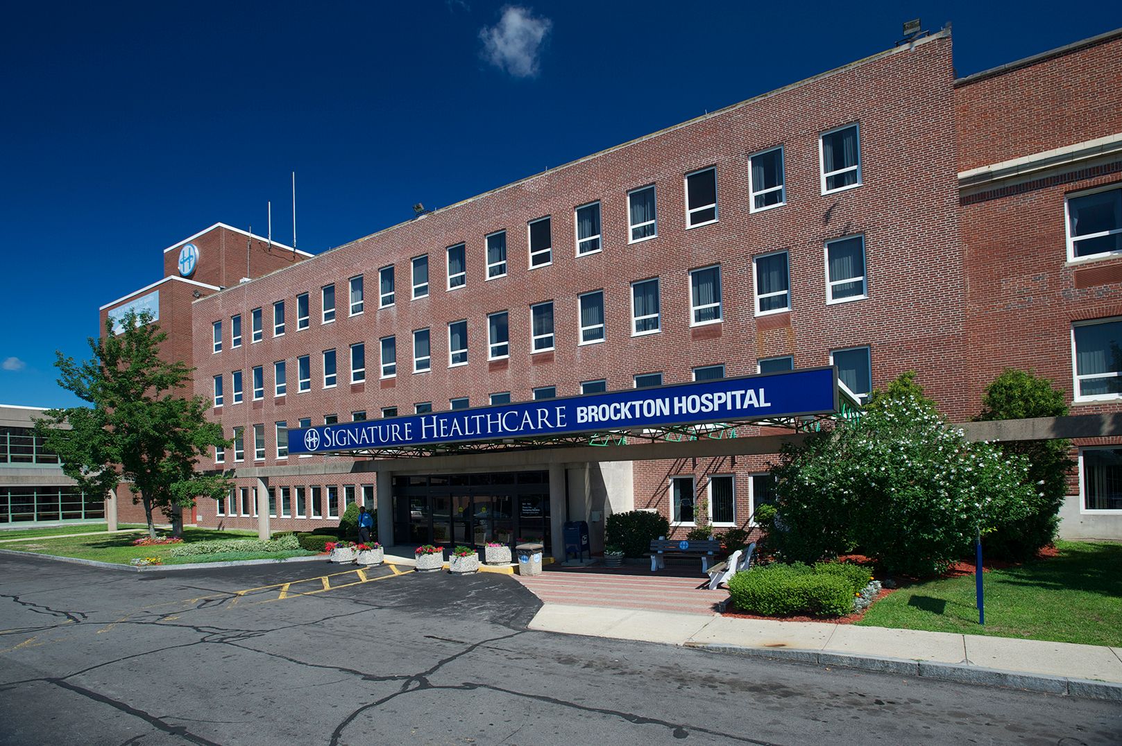 Signature Healthcare Brockton Kórház bejárata.