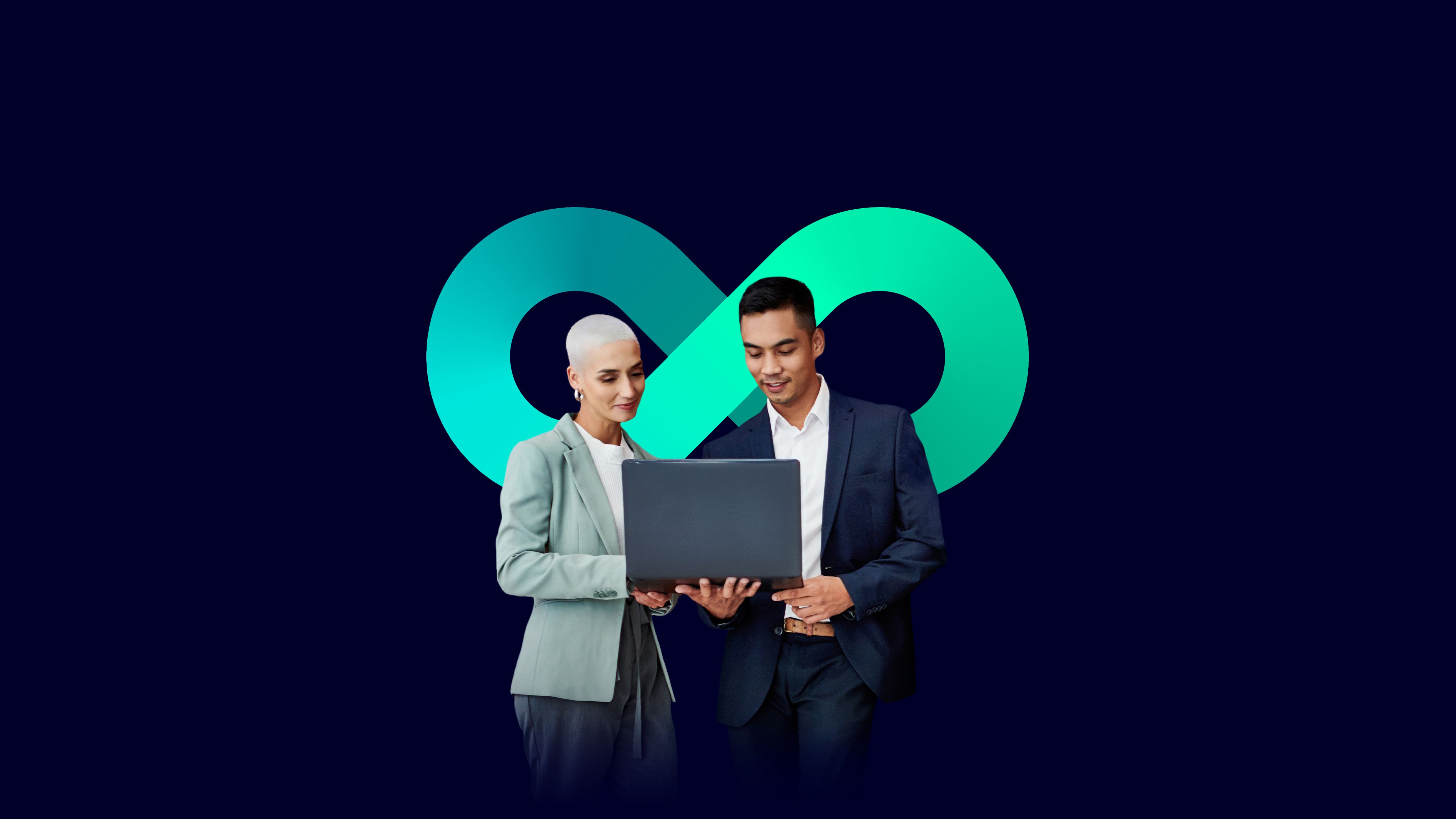 Zwei Profis, die zusammen einen Laptop benutzen, mit einem großen grünen Unendlichkeitssymbol auf dunkelblauem Hintergrund.
