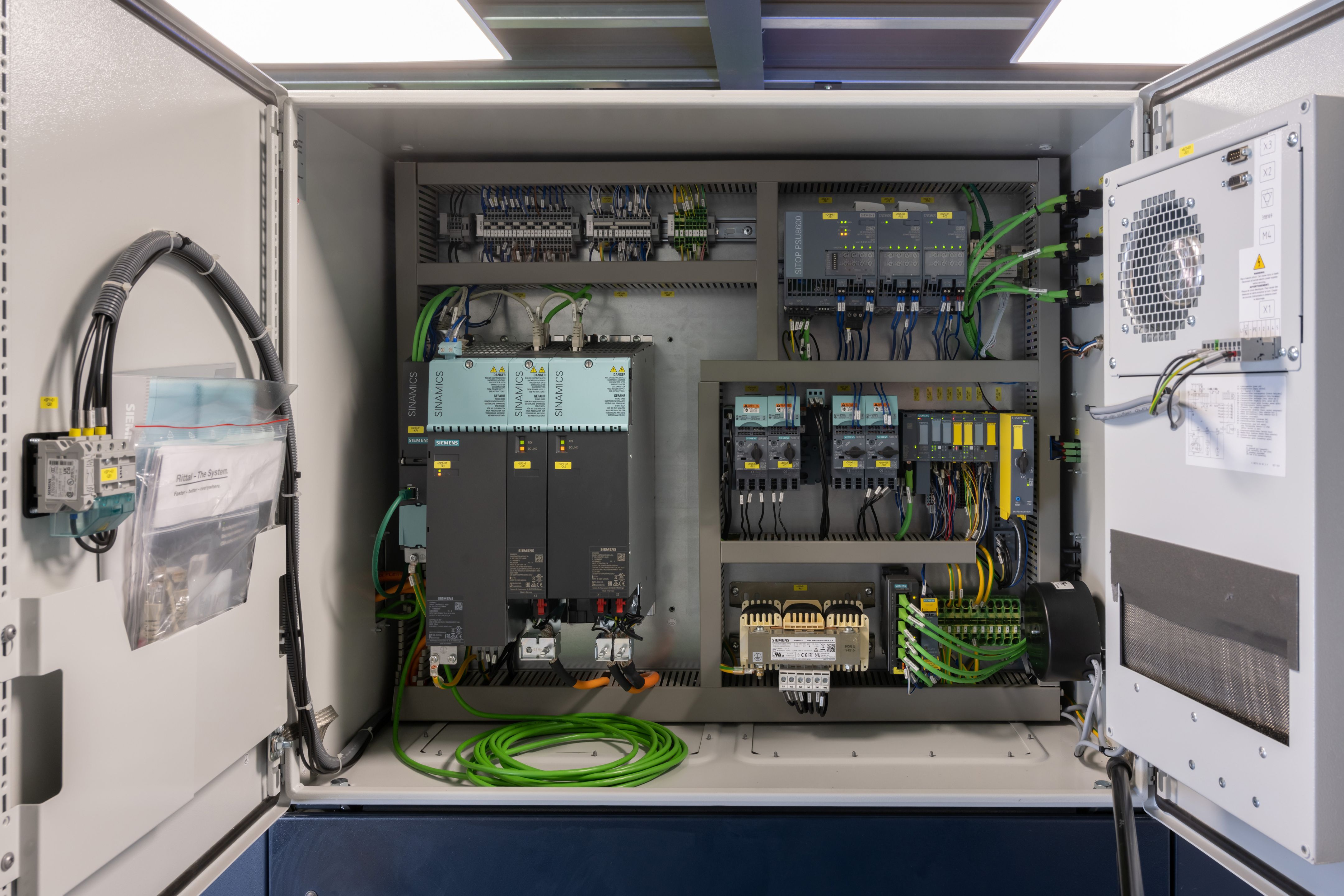 Armoire de commande Siemens avec composants SIMATIC et technologie d'entraînement pour une ligne de revêtement MetalPrint Koenig & Bauer.