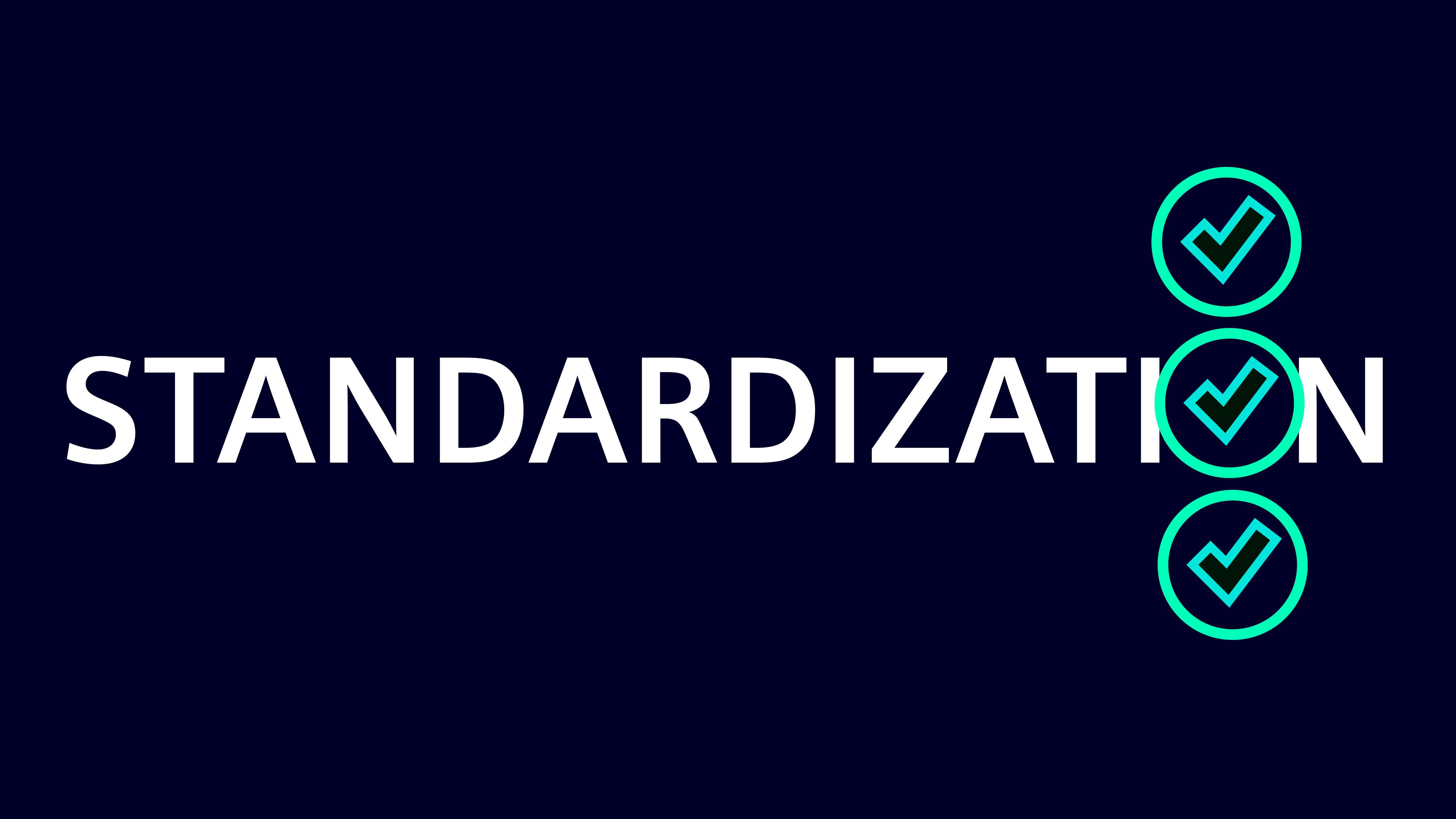 Koncepcja standaryzacji z pogrubionym tekstem „STANDARYZACJA” i trzema ikonami znaczników wyboru na ciemnoniebieskim tle
