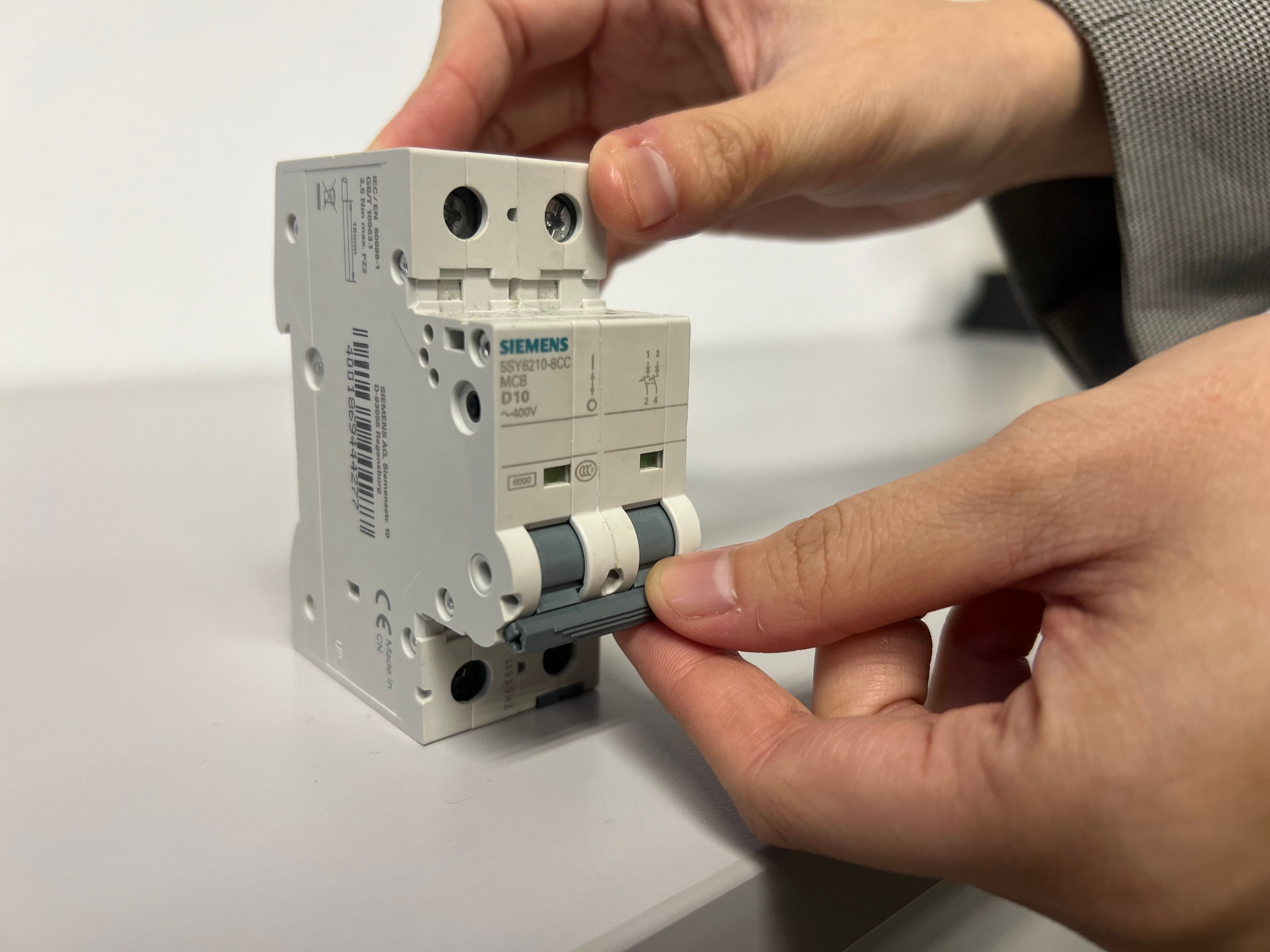 The compact SENTRON MCB design enables easy handling and installation.