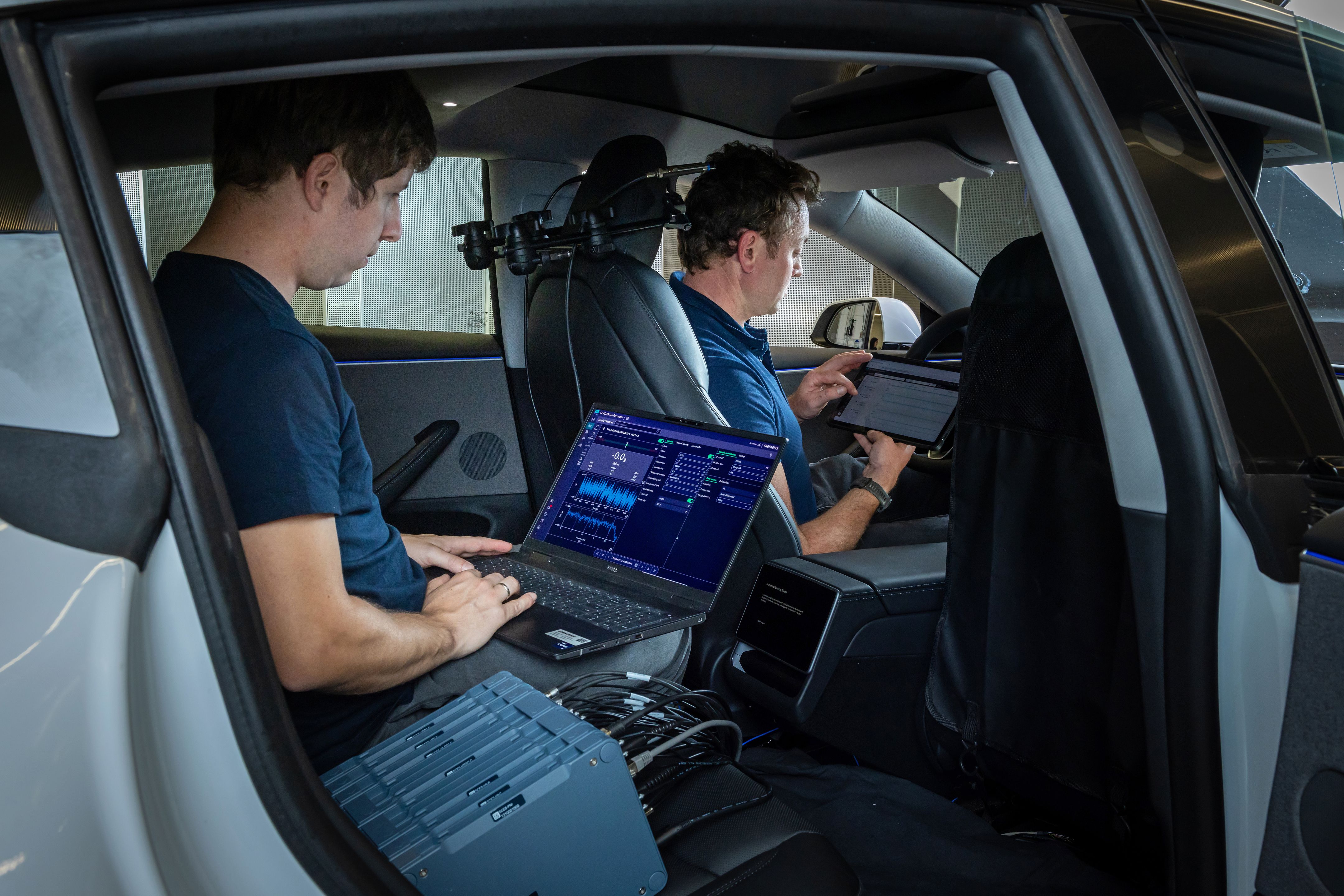 Engineers acquiring vehicle data using Simcenter SCADAS ES with Simcenter SCADAS Go