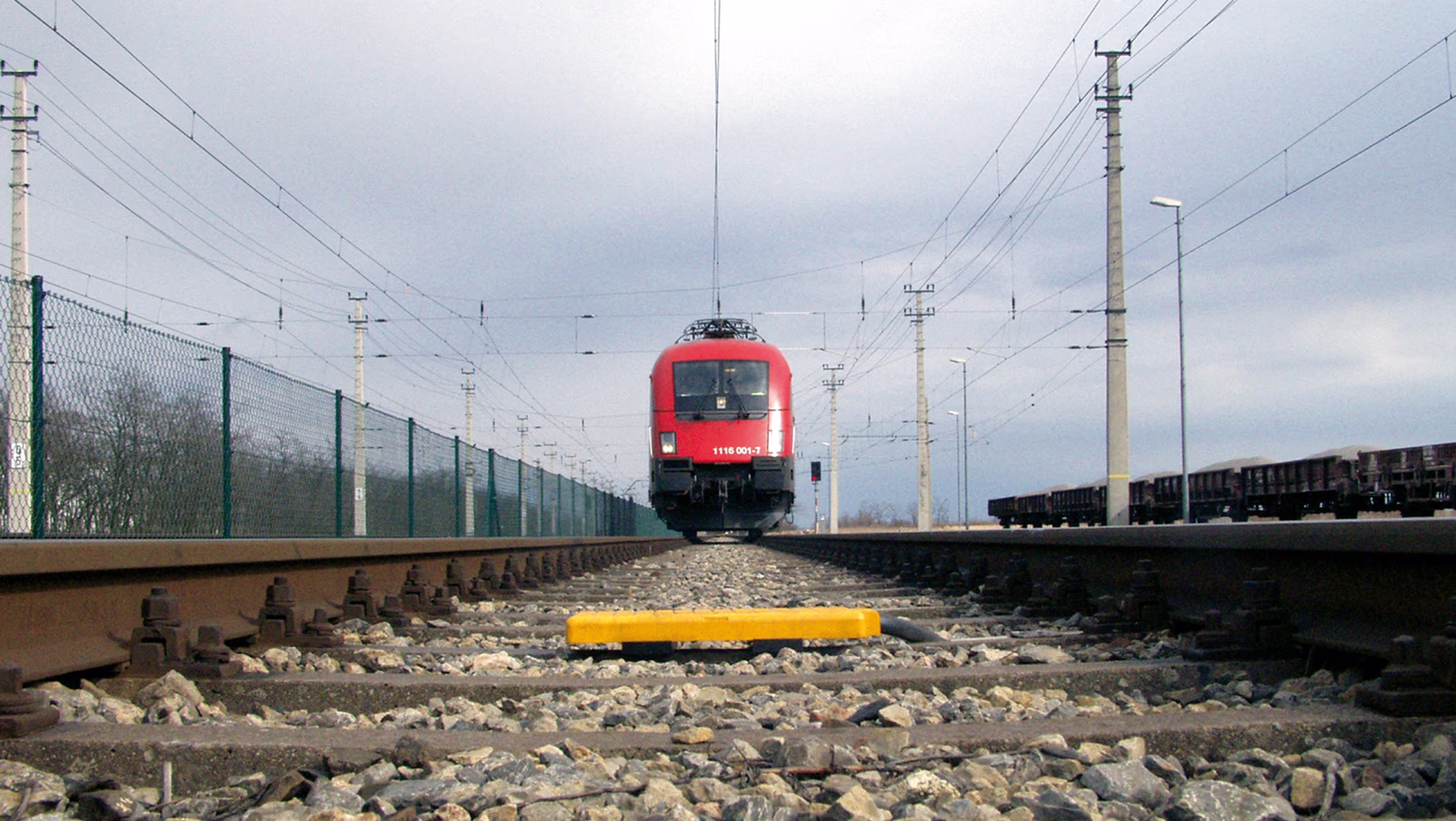 herannahender Zug fährt auf eine Balise zu Siemens Mobility ETCS European Train Control System