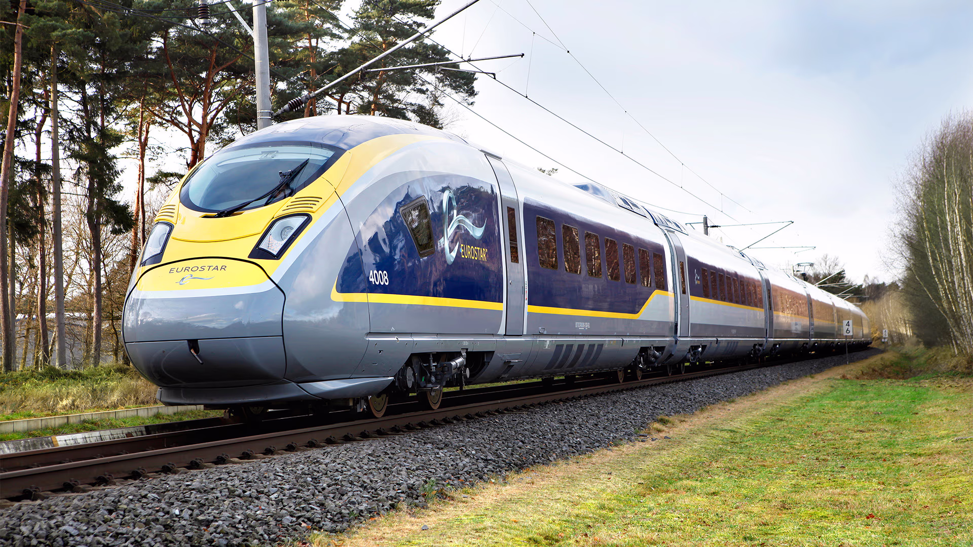 Bild des Velaro Eurostar e320 von Siemens Mobility in Diagonalansicht bei der Fahrt über ein Gleis stellvertretend für die Velaro Hochgeschwindigkeitsplattform. Siemens Mobility Hochgeschwindigkeitsplattform Velaro