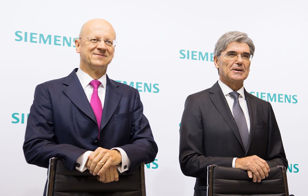 Jahrespressekonferenz 2016 in der Siemens-Konzernzentrale in München. Im Bild von links nach rechts: Dr. Ralf P. Thomas, Mitglied des Vorstands und Chief Financial Officer der Siemens AG; Joe Kaeser, Vorsitzender des Vorstands der Siemens AG.