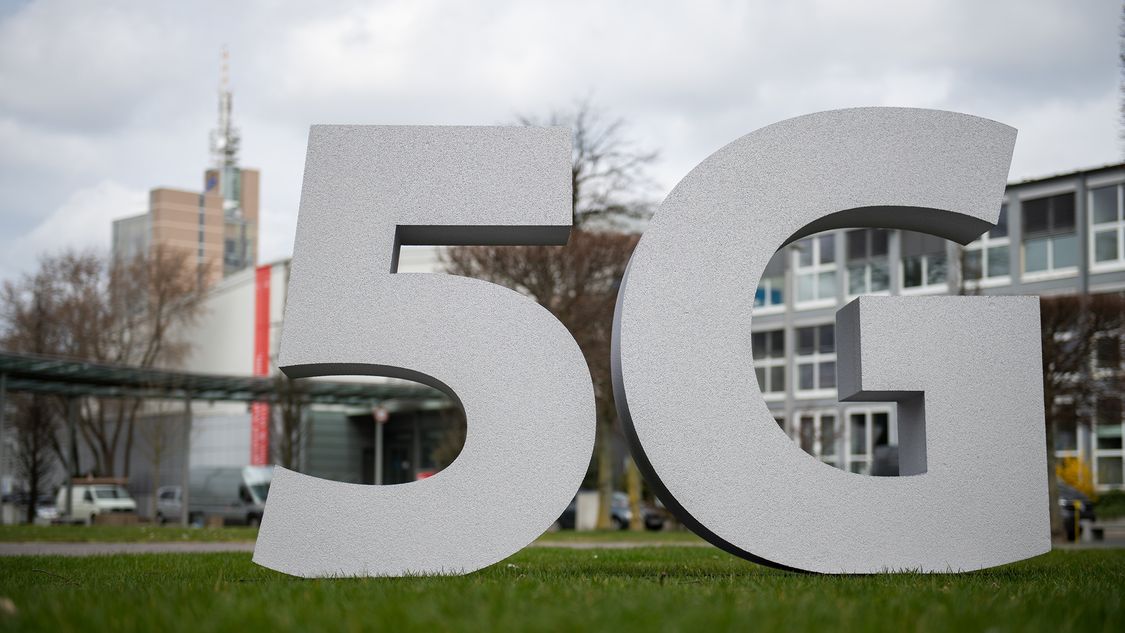 Deutsche Messe AG: Siemens baut privates 5G-Netz mit Fokus auf Industrieanwendungen in Messehalle auf