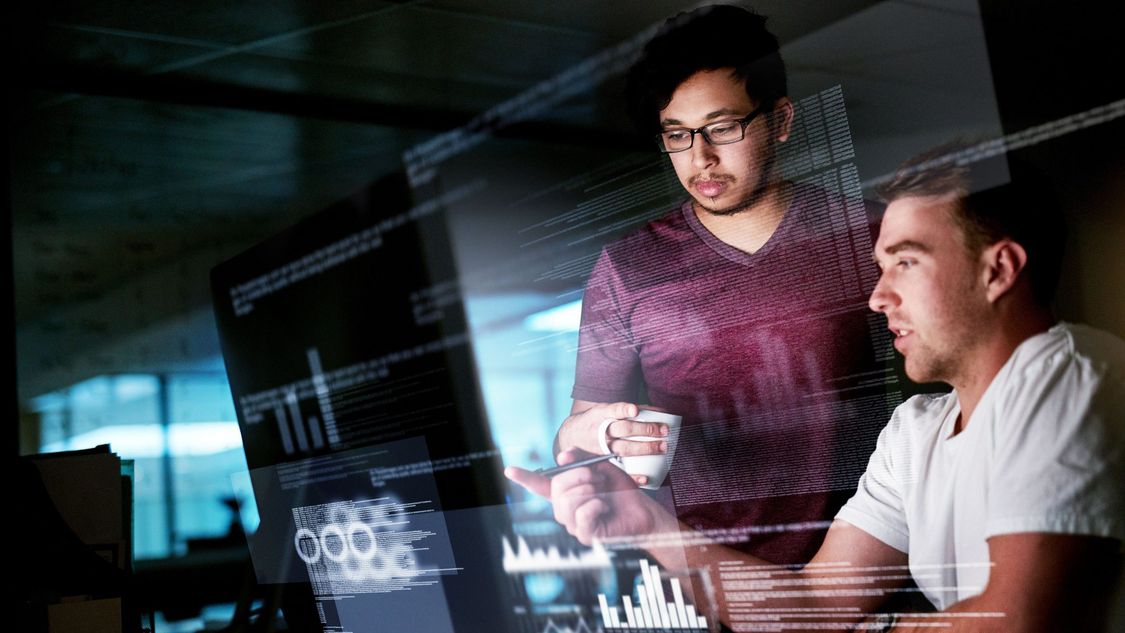 Zwei Experten prüfen ein System auf Cybersicherheit