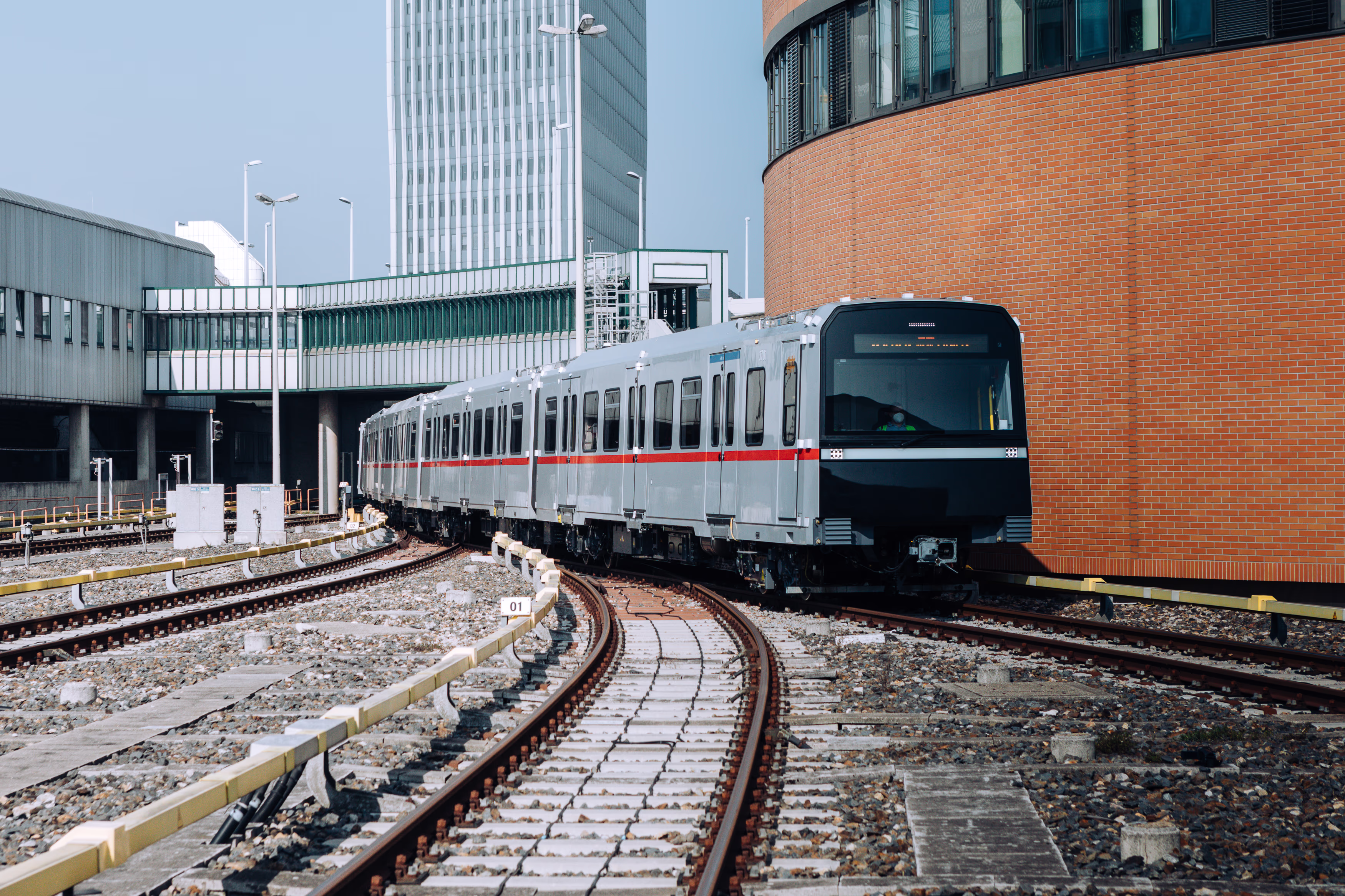 Wiener U-Bahn verlässt einen Bahnhof. Wiener U-Bahn verlässt einen Bahnhof.