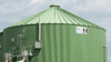 Grünes Silo einer Biogasanlage.