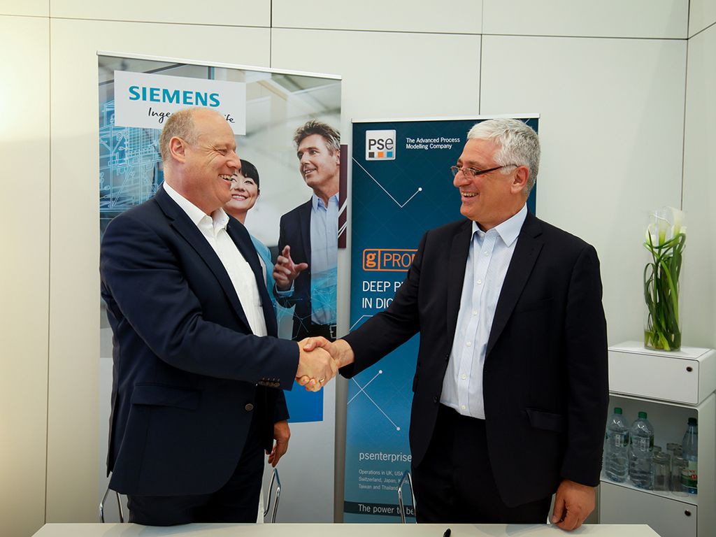 Von links nach rechts: Costas Pantelides, Managing Direktor von PSE, Eckard Eberle, CEO der Business Unit Process Automation, Siemens AG.