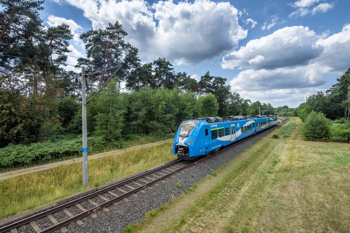 Der Mireo Commuter-Zug fährt als Regionalzug im Nahverkehr durch eine Landschaft und bietet Zugbetreibern mehr Wettbewerbsfähigkeit.