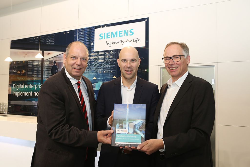 From left to right: Axel Lorenz, Head of Sales & Vertical / Solutions, Engineering & Consulting, Siemens; CEO Peter Čas, Steklarna Hrastnik and Bernhard Saftig, Head of Glass Business, Siemens.