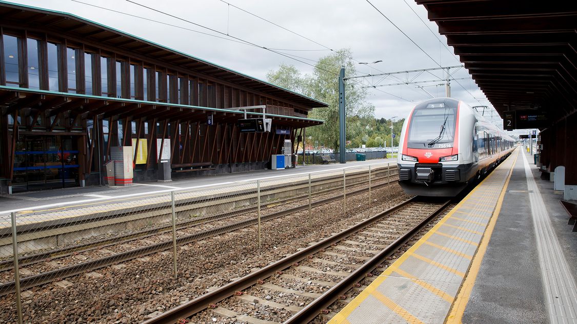Ein Zug von Siemens fährt in den Bahnhof ein