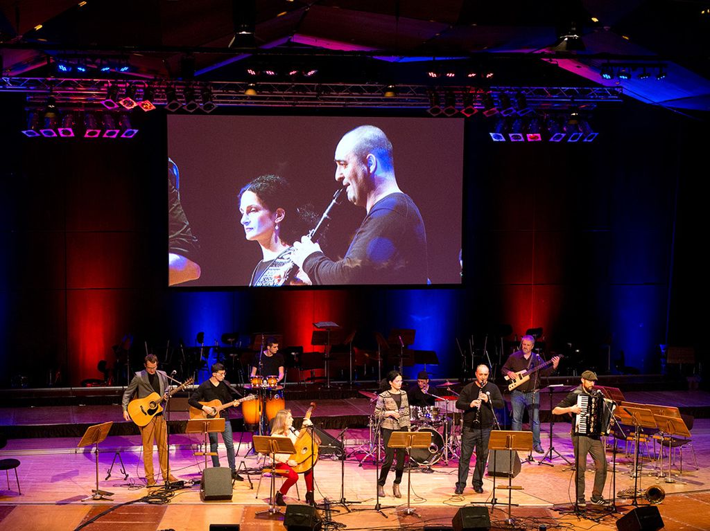 Benefizkonzert: 200 Siemens-Musiker spielen für die Flüchtlingshilfe Erlangen
