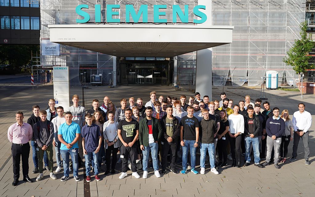 Apprentices and work study program participants at the Siemens location in Erlangen.