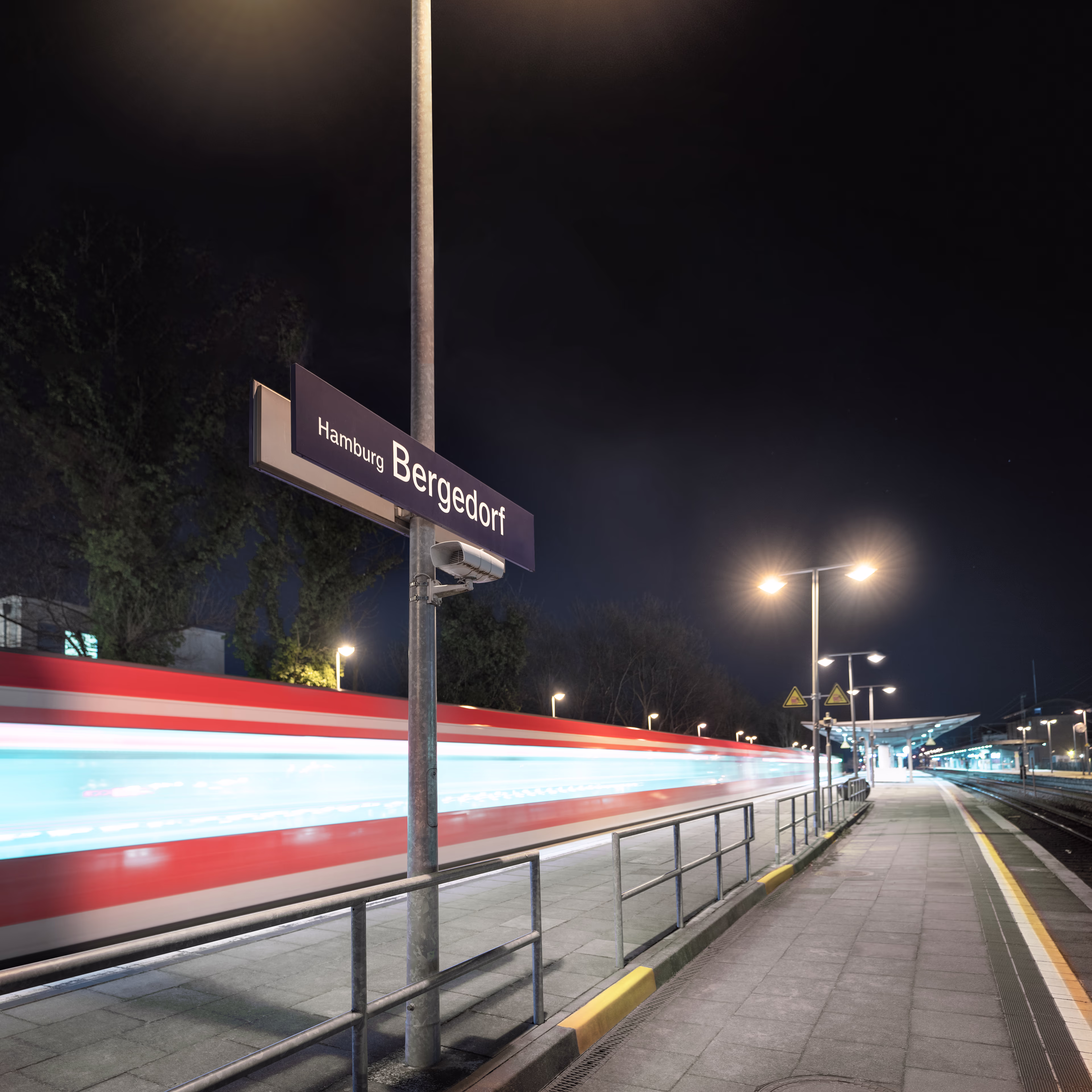 Die Haltestelle Hamburg-Bergedorf bei Nacht Die Haltestelle Hamburg-Bergedorf bei Nacht