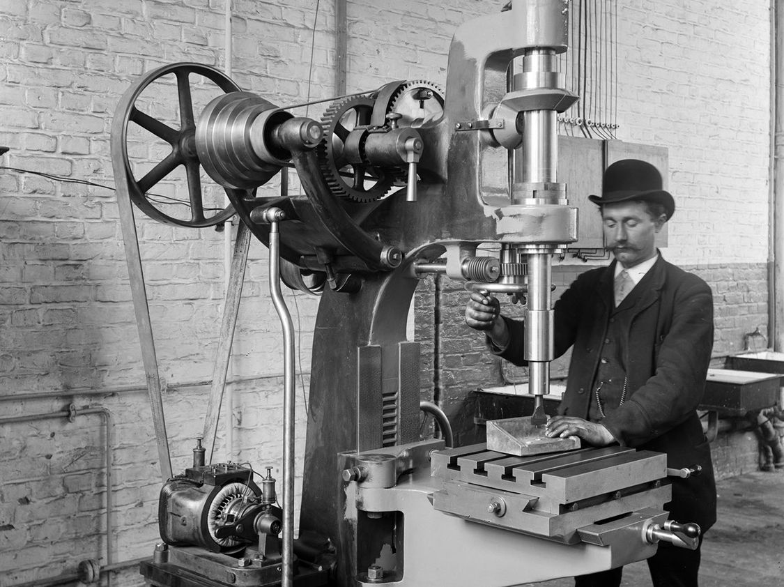 Elektrischer Einzelantrieb einer Bohrmaschine im Charlottenburger Werk von Siemens & Halske, 1891