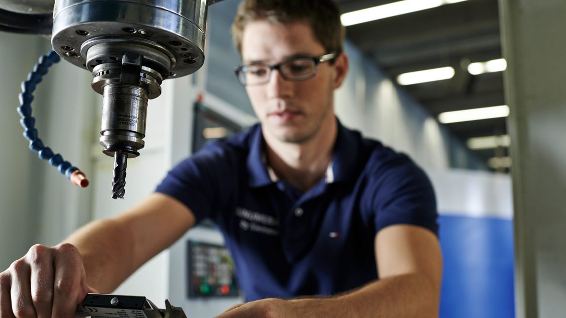 Facharbeiter an einer Fräsmaschine in der Werkstatt