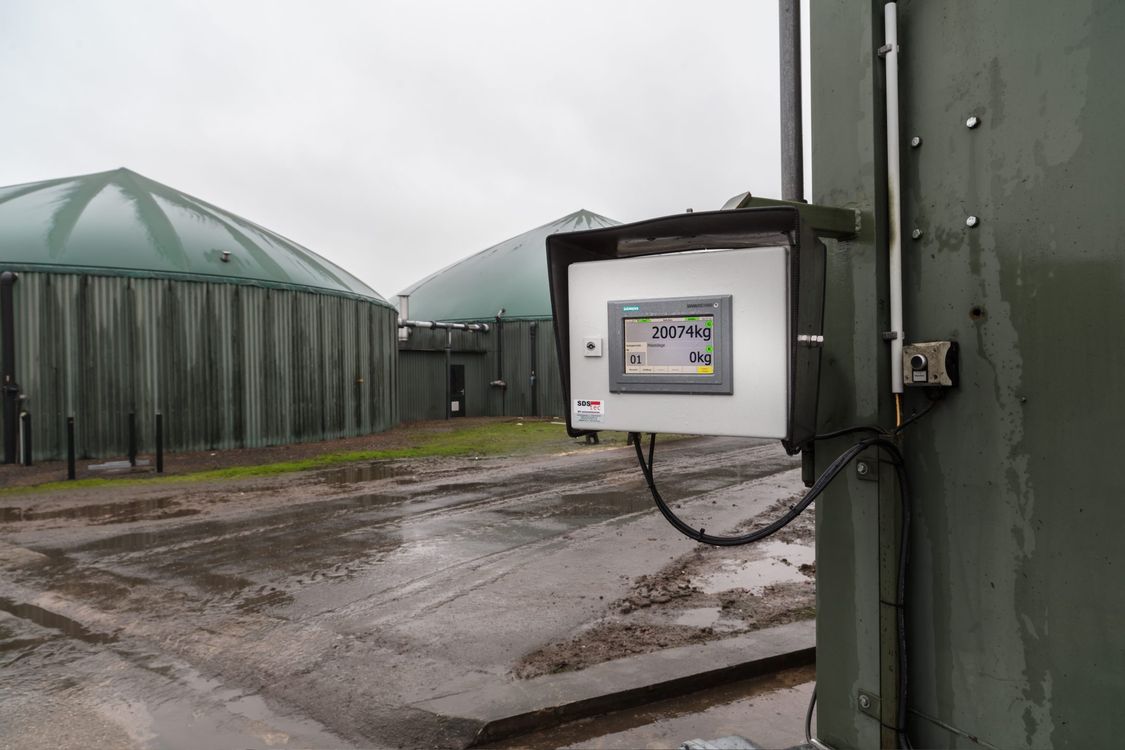 SIMATIC HMI Outdoor Panel mit Biogasanlage im Hintergrund