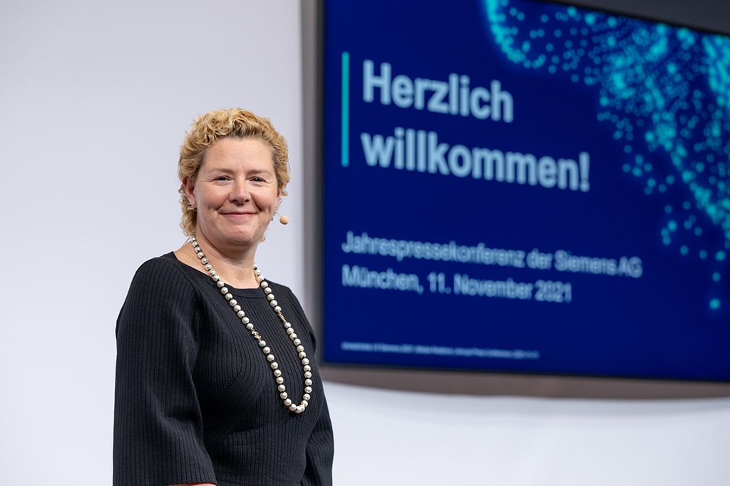 Lynette Jackson, Siemens AG’s Head of Communications, welcomes journalists to the Annual Press Conference at Siemens Headquarters on November 11, 2021.