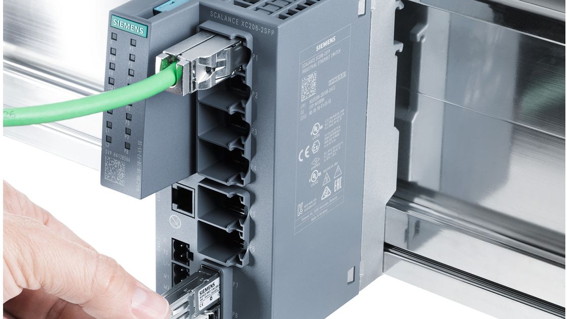 Gigabit-Switch SCALANCE XC206-2SFP mit gesteckten Industrial Ethernet- und Fiber Optic-Leitungen