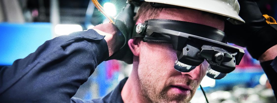  tecnico siemens utilizando oculos de realidade aumentada para realizar inspeção de produto em frabica da siemens