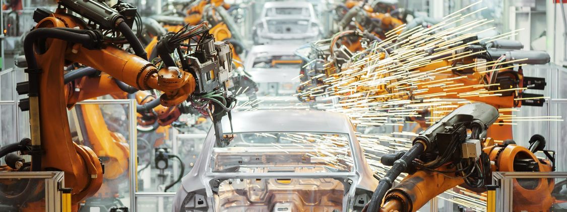  Detalhe de robôs em linha de produção de automóveis ilustrando artigo sobre ethernet industrial