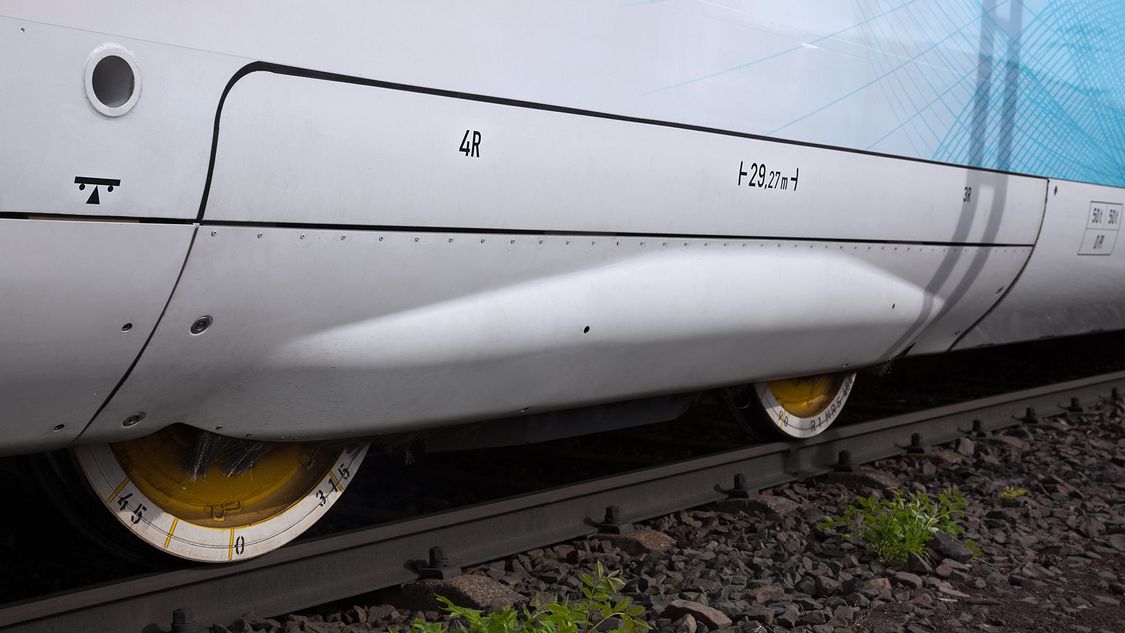 Close-up of the completely clad bogie of the test car
