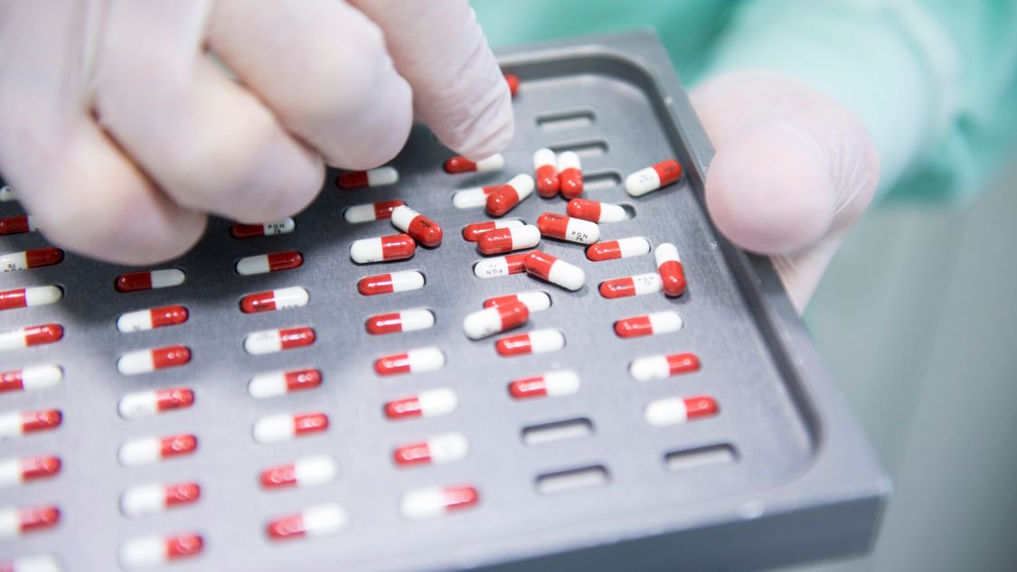 Manueller Transfer von Zwischenprodukten in pharmazeutische Verpackungen