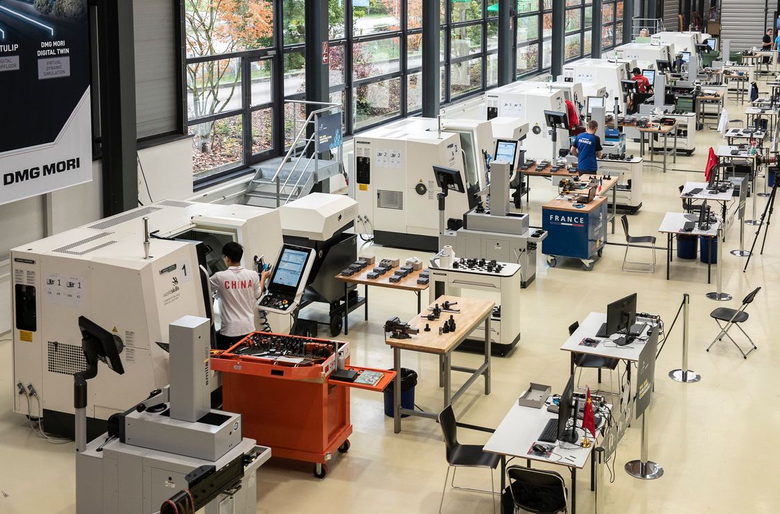 A row of workstations with turning machines, photo from machine hall of the Leonberg DMG Mori Academy. 