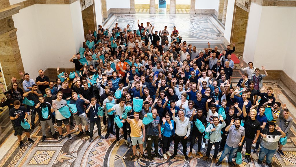 Approximately 170 new apprentices and dual students in the mosaic hall at the Siemens location in Berlin.					