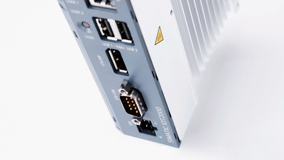 SIMATIC IOT2050 – a variety of interfaces (USB, DisplayPort, COM)