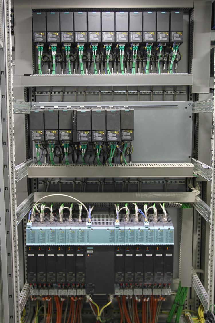 Sinamics G120C-frekvensomriktare och energieffektiva Sinamics S120-servosystem. 