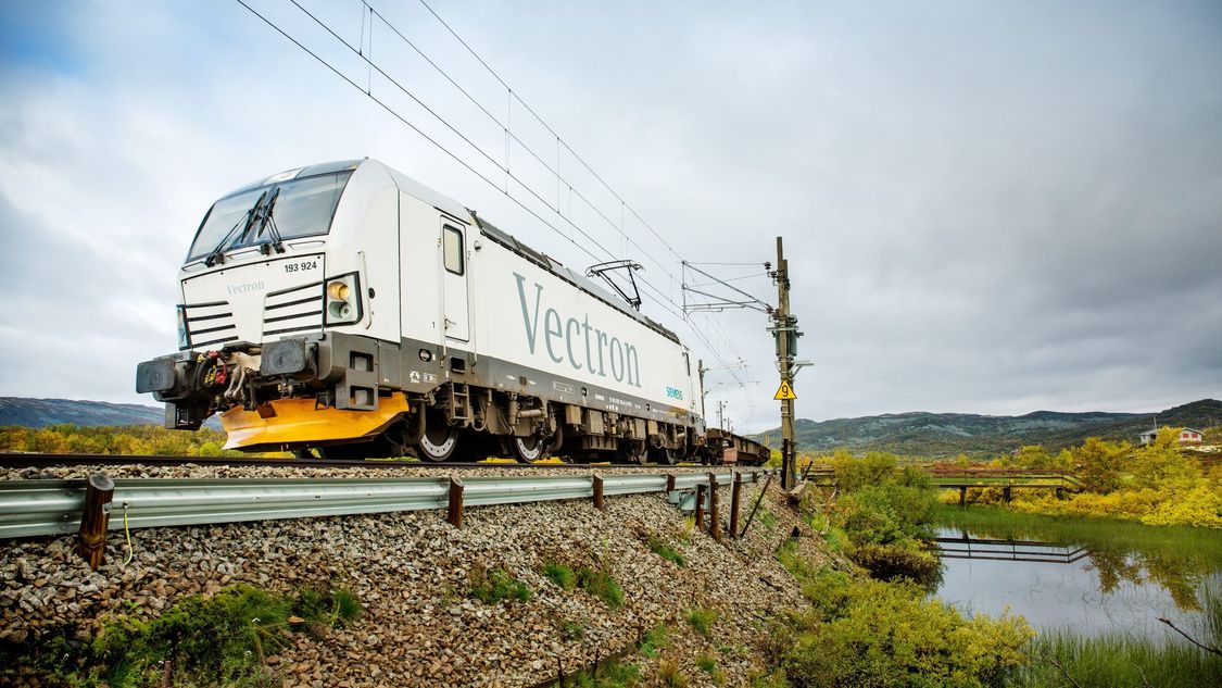 No início dos anos 90, uma cooperação mais próxima com a Siemens finalmente levou à aquisição da fábrica pela Siemens AG. Daqui vieram as locomotivas da família Eurosprinter e Eurorunner, entre outras. Em 2010, as primeiras locomotivas Vectron foram concluídas.