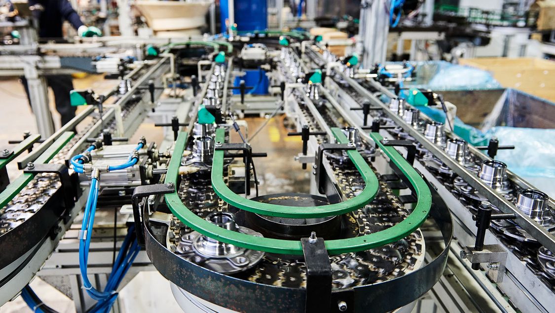Siemens unterstützte SKF bei der Digitalisierung der Abläufe am Standort Airasca in Italien, wo Radsatzlager hergestellt werden.