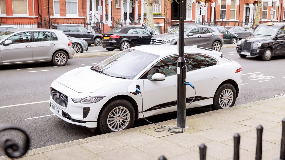 In London "tankt" ein Elektroauto an einer Strassenlaterne.