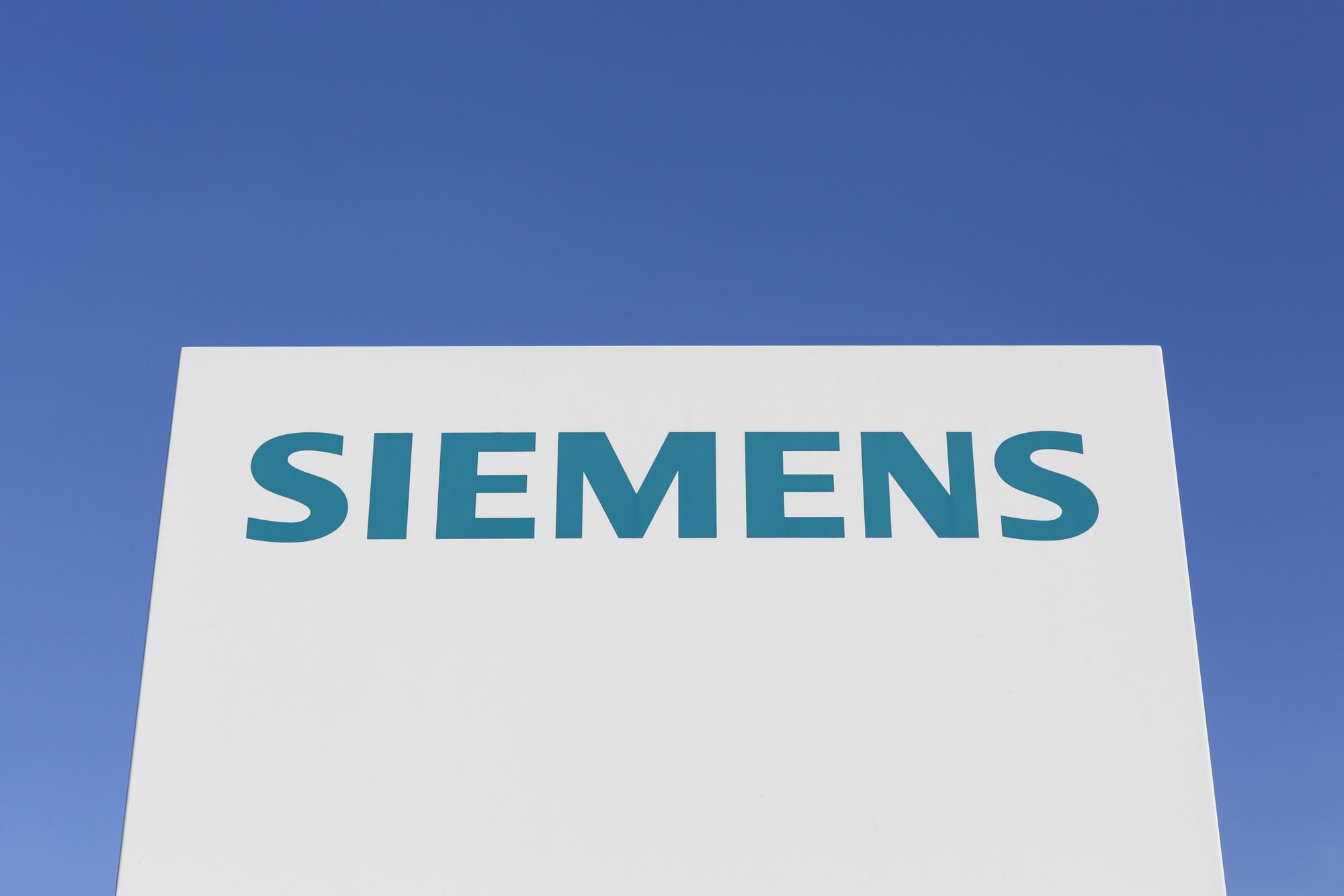 Siemens news. Siemens эмблема. Фирма “Сименс” логотип. Вывеска Сименс. Siemens Energy лого.
