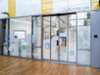 Gläserne Eingangstür zu Räumen der Forschungseinrichtung Living Lab in Wien.